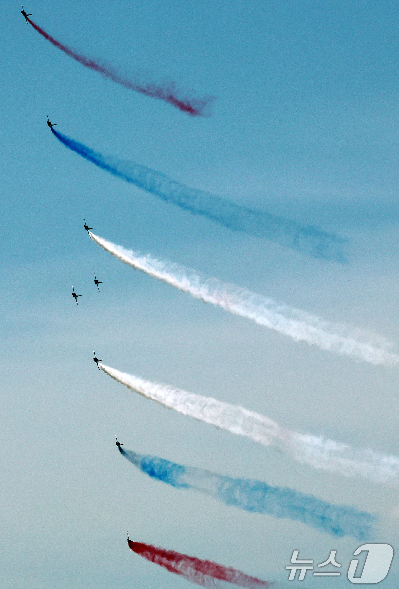 (서울=뉴스1) 이동해 기자 = 12일 오전 서울 시내 상공에서 공군 특수비행팀 블랙이글스가 제1회 방위산업의 날 계기 시민 참여 페스티벌을 기념해 에어쇼를 펼치고 있다. 2025 …