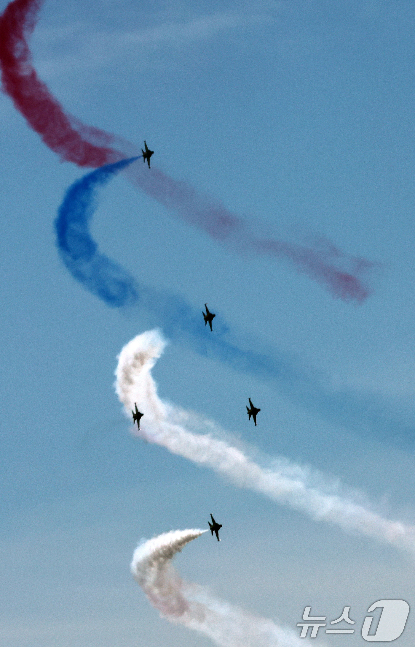 (서울=뉴스1) 이동해 기자 = 12일 오전 서울 시내 상공에서 공군 특수비행팀 블랙이글스가 제1회 방위산업의 날 계기 시민 참여 페스티벌을 기념해 에어쇼를 펼치고 있다. 2025 …