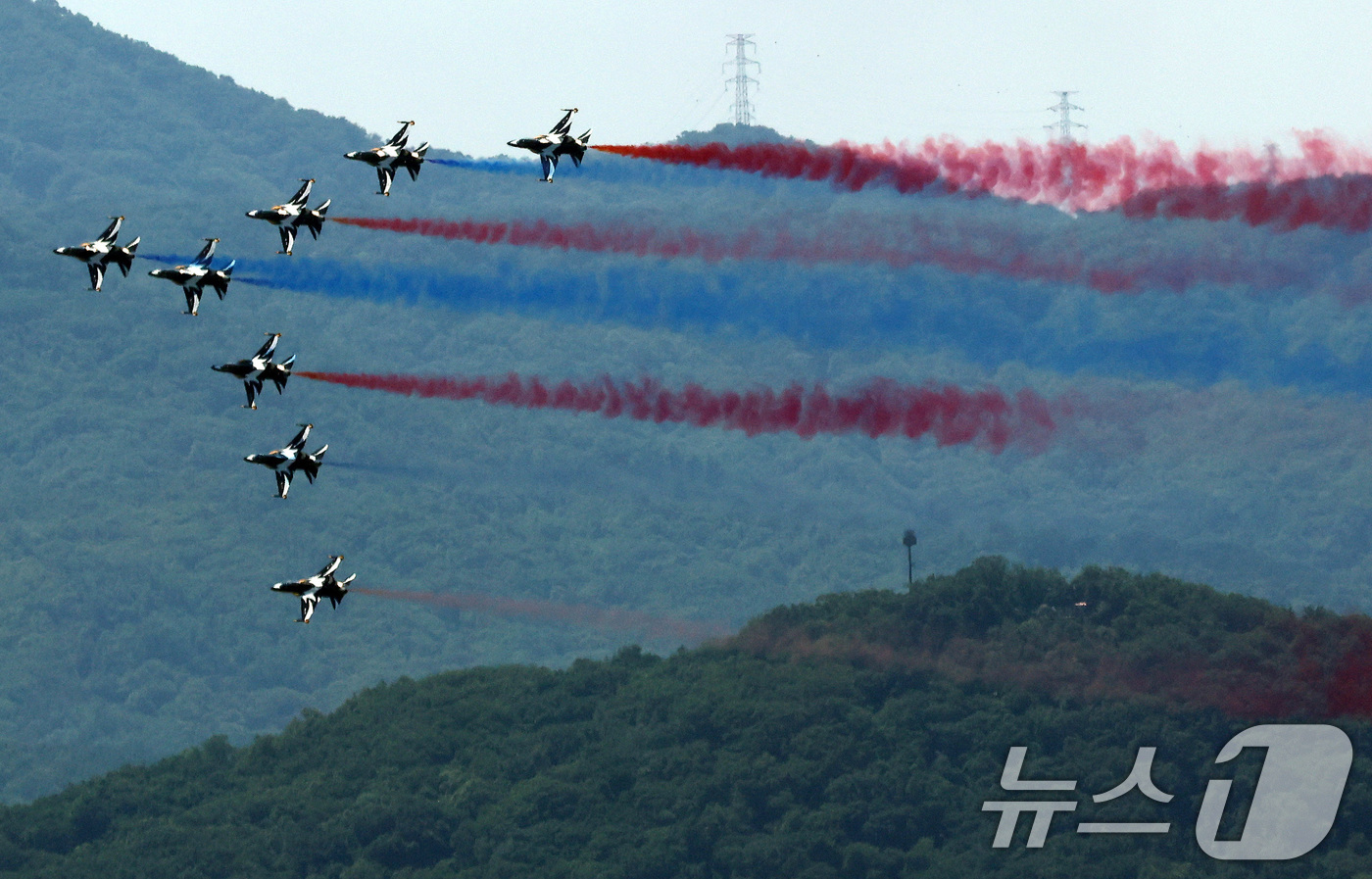 (서울=뉴스1) 이동해 기자 = 12일 오전 서울 시내 상공에서 공군 특수비행팀 블랙이글스가 제1회 방위산업의 날 계기 시민 참여 페스티벌을 기념해 에어쇼를 펼치고 있다. 2025 …