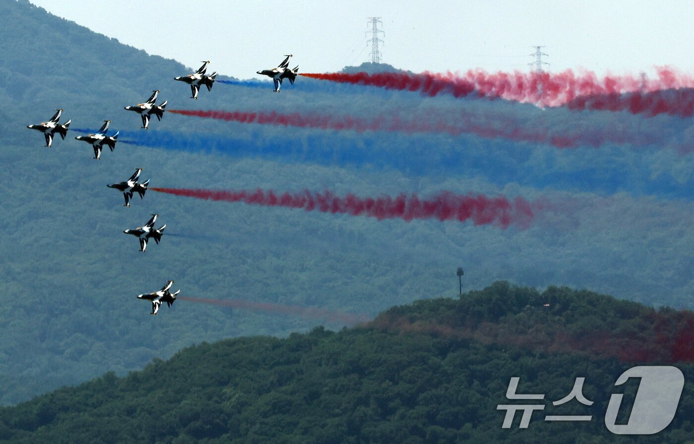본문 이미지 - 12일 오전 서울 시내 상공에서 공군 특수비행팀 블랙이글스가 제1회 방위산업의 날 계기 시민 참여 페스티벌을 기념해 에어쇼를 펼치고 있다. 2025.7.12/뉴스1 ⓒ News1 이동해 기자