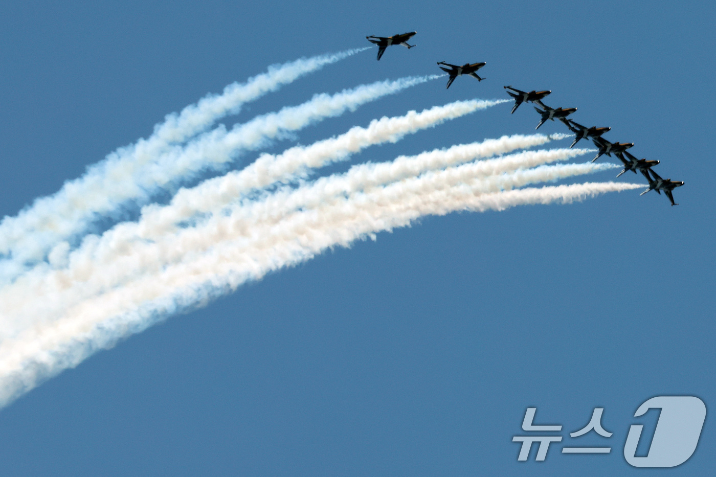 (서울=뉴스1) 이동해 기자 = 12일 오전 서울 시내 상공에서 공군 특수비행팀 블랙이글스가 제1회 방위산업의 날 계기 시민 참여 페스티벌을 기념해 에어쇼를 펼치고 있다. 2025 …