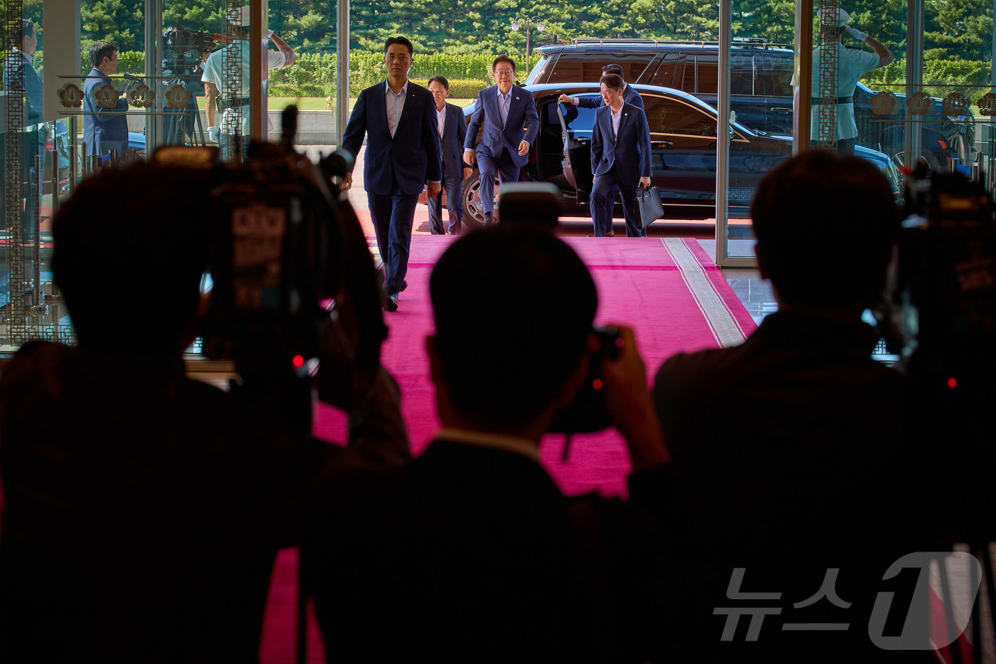 (서울=뉴스1) 이재명 기자 = 이재명 대통령이 지난 11일 서울 용산 대통령실 청사로 출근하고 있다. (이재명 대통령 SNS. 재판매 및 DB 금지) 2025.7.12/뉴스1