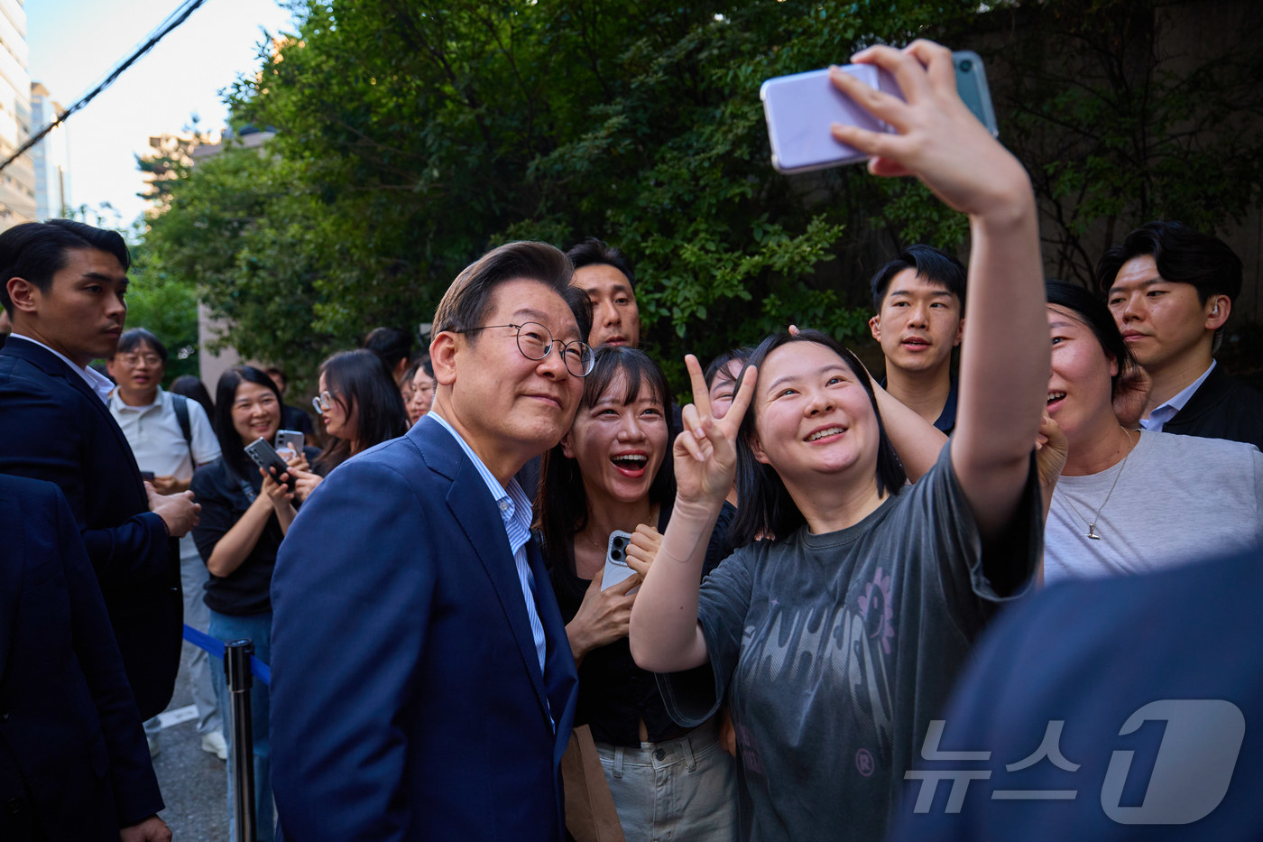 (서울=뉴스1) 이재명 기자 = 이재명 대통령이 지난 11일 저녁 서울 종로구의 한 고깃집에서 직원들과 퇴근길 외식을 하기 위해 이동하던 중 시민들과 소통하고 있다. (이재명 대통 …