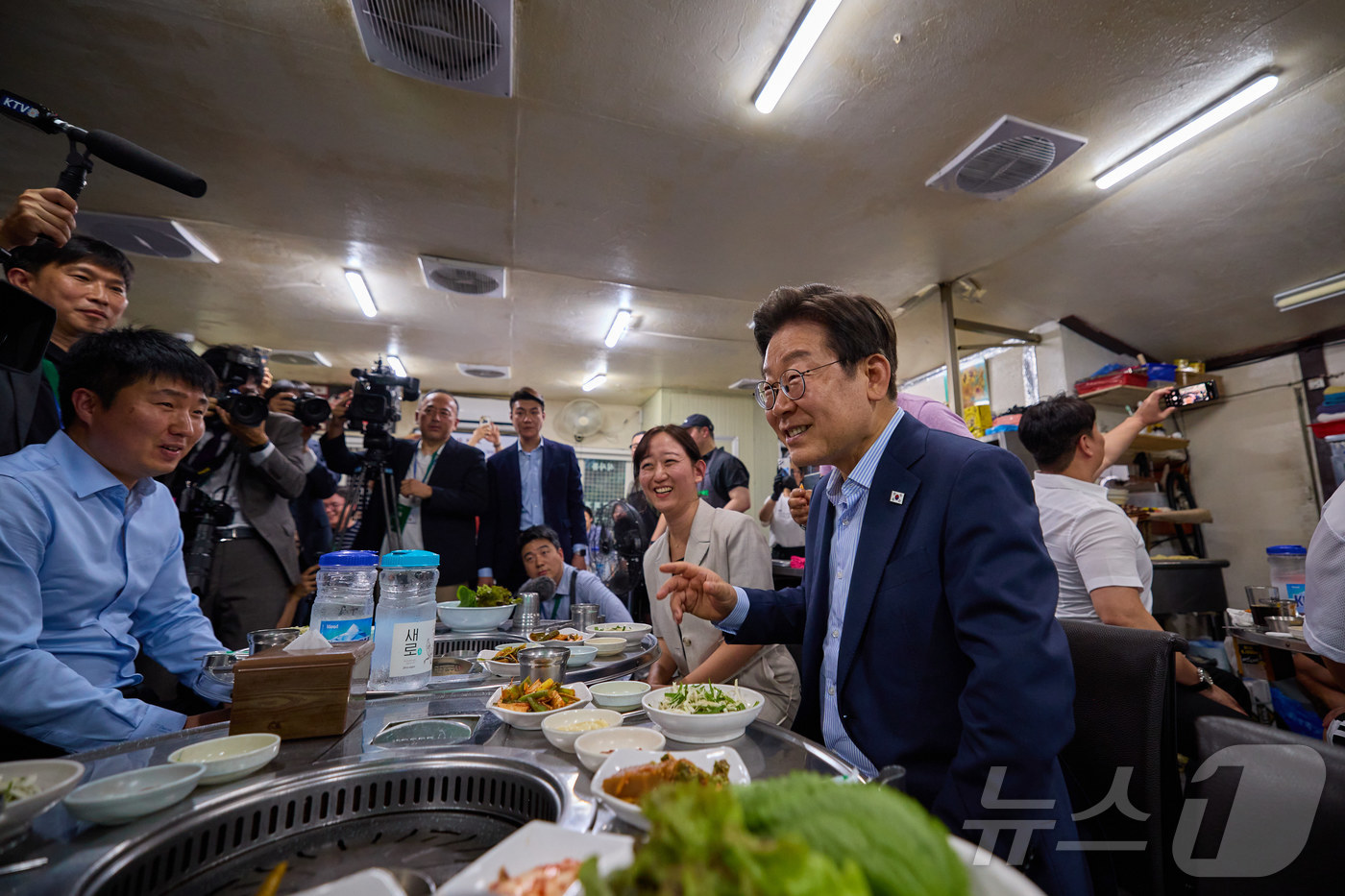 (서울=뉴스1) 이재명 기자 = 이재명 대통령이 지난 11일 저녁 서울 종로구의 한 고깃집에서 직원들과 퇴근길 외식을 하고 있다.이 대통령은 "소비 진작을 위해 저부터 외식을 많이 …