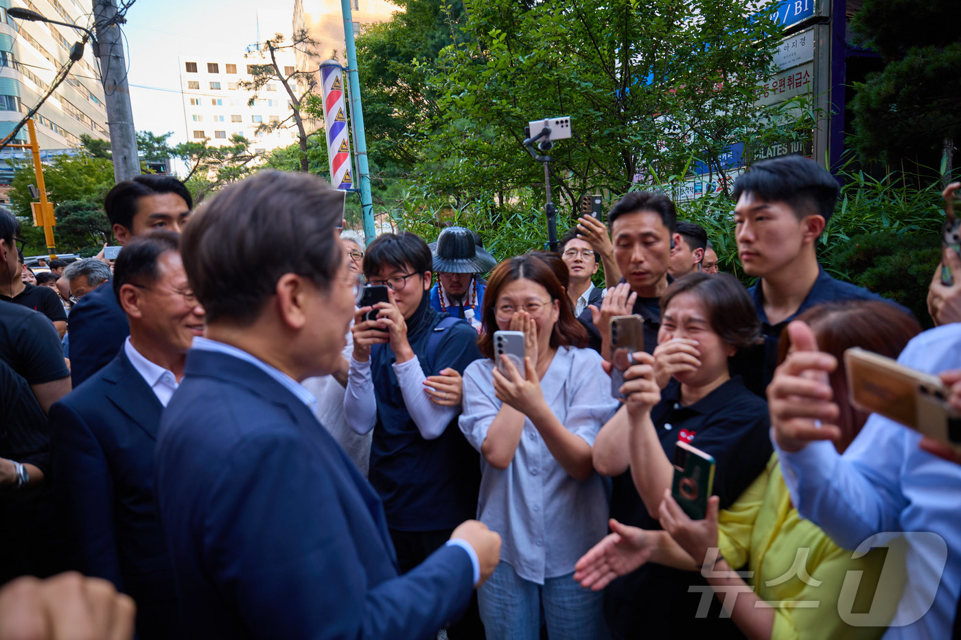 (서울=뉴스1) 이재명 기자 = 이재명 대통령이 지난 11일 저녁 서울 종로구의 한 고깃집에서 직원들과 퇴근길 외식을 하기 위해 이동하던 중 시민들과 소통하고 있다. (이재명 대통 …