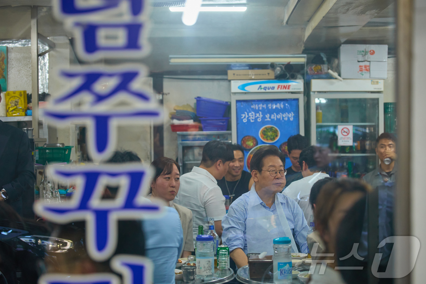 (서울=뉴스1) 이재명 기자 = 이재명 대통령이 지난 11일 저녁 서울 종로구의 한 고깃집에서 직원들과 퇴근길 외식을 하고 있다.이 대통령은 "소비 진작을 위해 저부터 외식을 많이 …