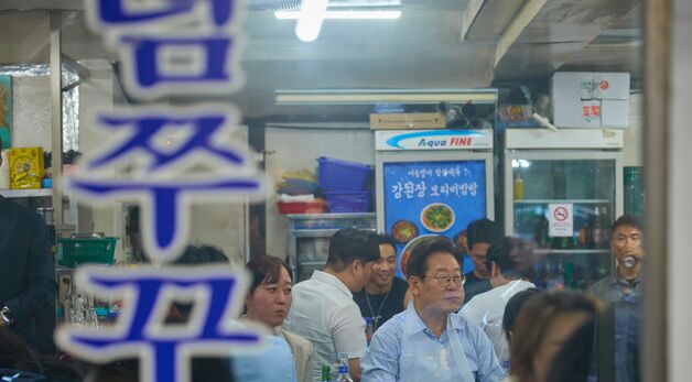 직원·시민들과 외식하는 이재명 대통령