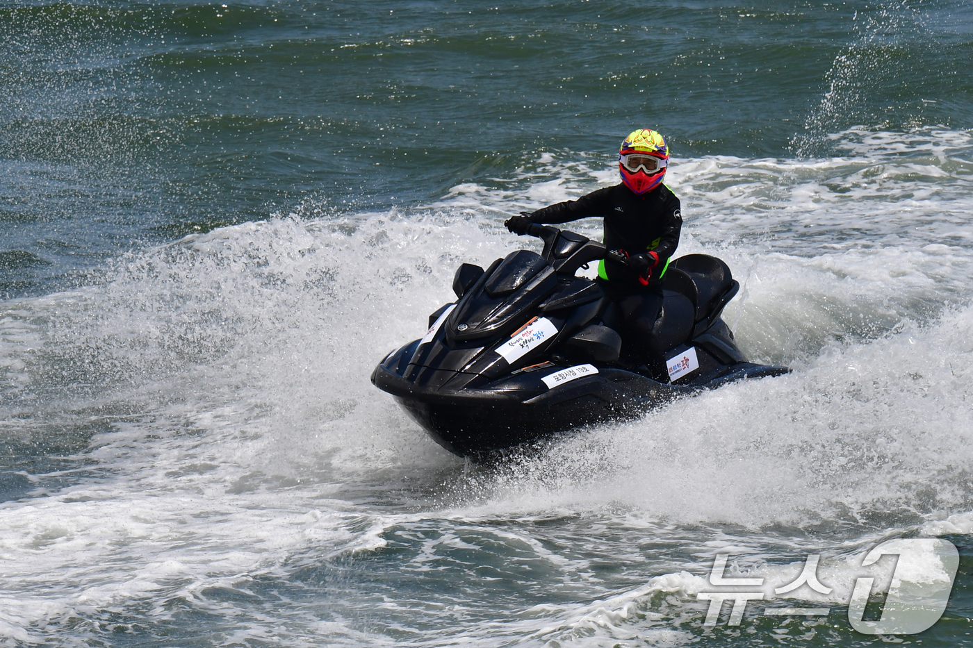 (포항=뉴스1) 최창호 기자 = 이강덕 경북 포항시장이 12일 송도해수욕장에서 개장을 축하하는 수상오토바이 퍼포먼스를 펼치고 있다.송도해수욕장은 2007년 태풍 등으로 백사장이 유 …