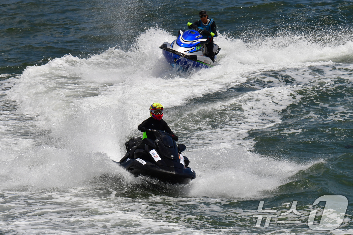 (포항=뉴스1) 최창호 기자 = 이강덕 경북 포항시장(앞)이 12일 송도해수욕장에서 개장을 축하하는 수상오토바이 퍼포먼스를 펼치고 있다.송도해수욕장은 2007년 태풍 등으로 백사장 …