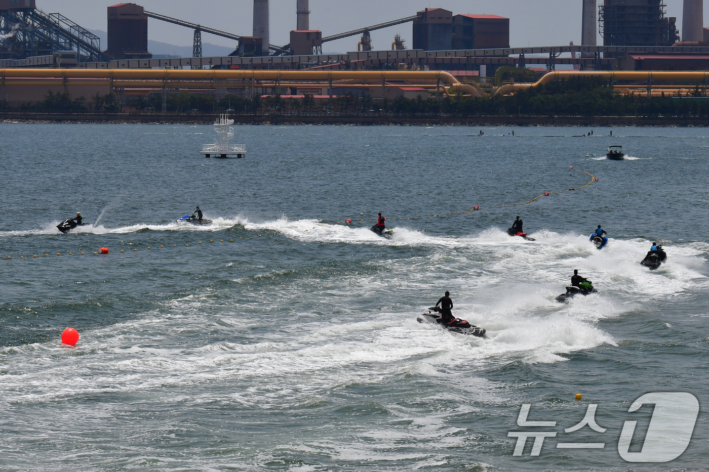 (포항=뉴스1) 최창호 기자 = 이강덕 경북 포항시장과 수상오토바이 동호인들이 12일 송도해수욕장에서 개장을 축하하는 퍼포먼스를 펼치고 있다.송도해수욕장은 2007년 태풍 등으로 …