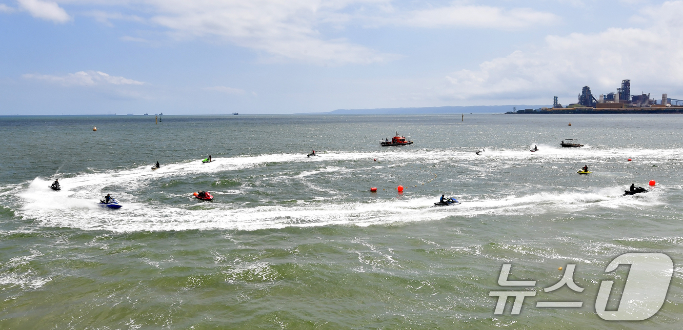 (포항=뉴스1) 최창호 기자 = 12일 경북 포항시 송도해수욕장에서 개장을 축하하는 수상오토바이 퍼포먼스가 펼쳐지고 있다.송도해수욕장은 2007년 태풍 등으로 백사장이 유실되면서 …