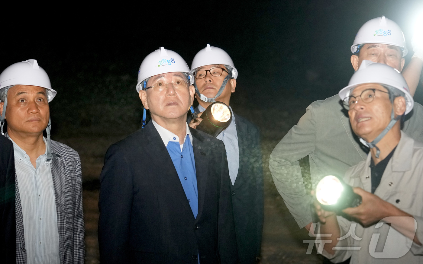 (무안=뉴스1) 전원 기자 = 김영록 전라남도 지사가 12일 장성군 고려시멘트 건동광산 현장을 방문, 광산을 이용한 개발과 관련 건의사항을 청취하고 현장을 둘러보고 있다.(전남도 …