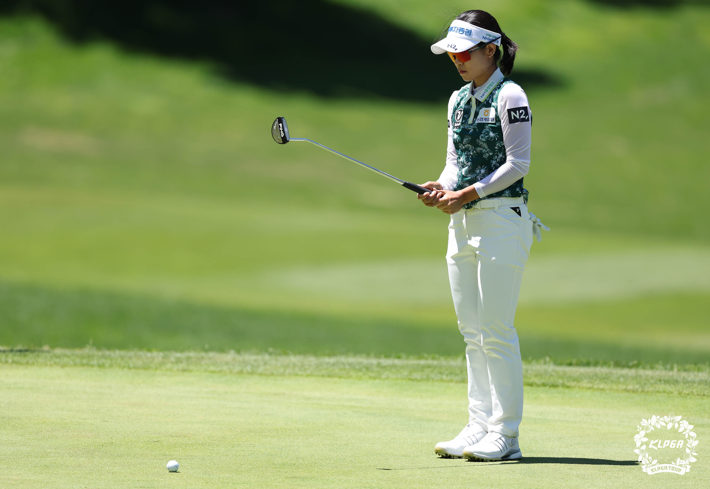 (서울=뉴스1) 이동해 기자 = 박민지가 12일 강원도 정선군에 위치한 하이원 컨트리클럽에서 열린 '하이원리조트 여자오픈 2025' 3라운드 2번홀에서 퍼팅라인을 살피고 있다. ( …