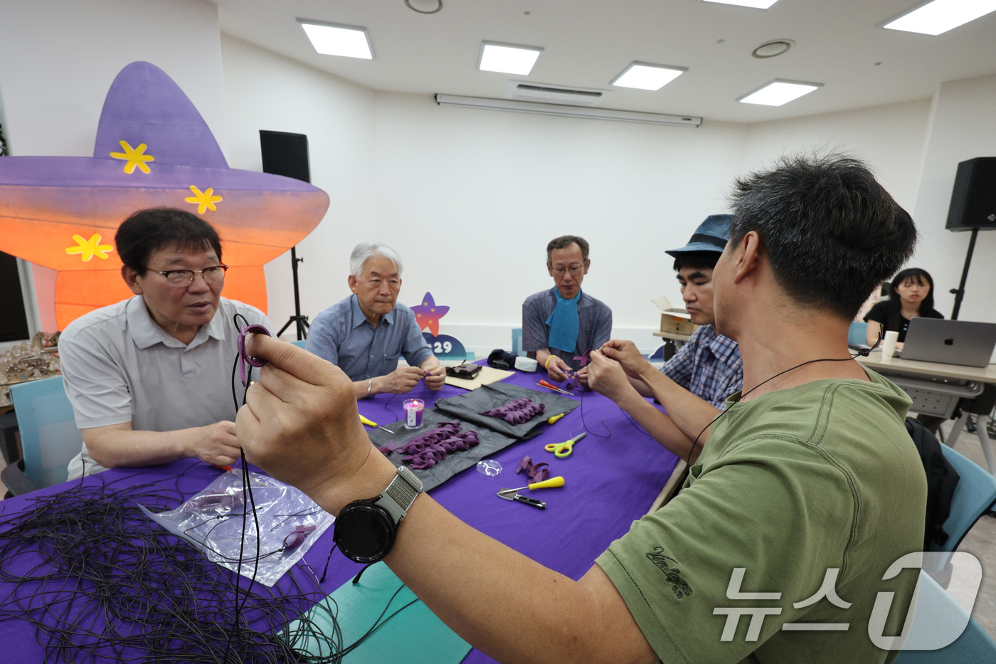 (서울=뉴스1) 신웅수 기자 = 12일 오후 이태원 참사 기억소통공간인 서울 종로구 별들의집에서 유가족을 비롯한 참가자들이 이태원 참사 발생 1000일을 추모하는 목걸이를 만들고 …