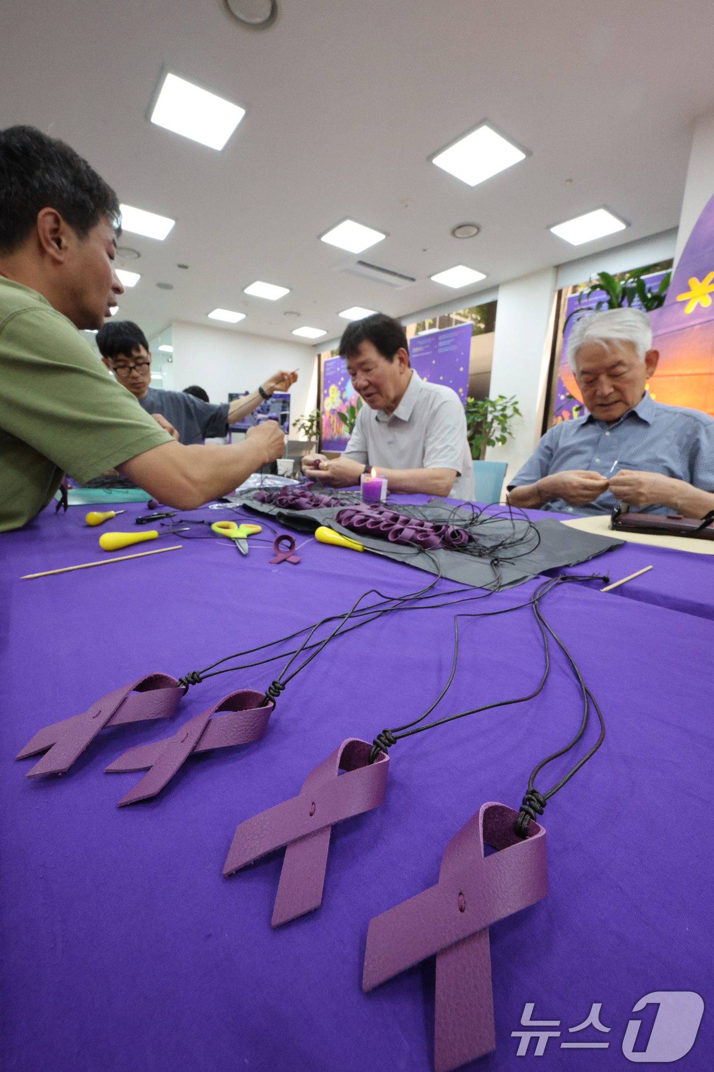 (서울=뉴스1) 신웅수 기자 = 12일 오후 이태원 참사 기억소통공간인 서울 종로구 별들의집에서 유가족을 비롯한 참가자들이 이태원 참사 발생 1000일을 추모하는 목걸이를 만들고 …