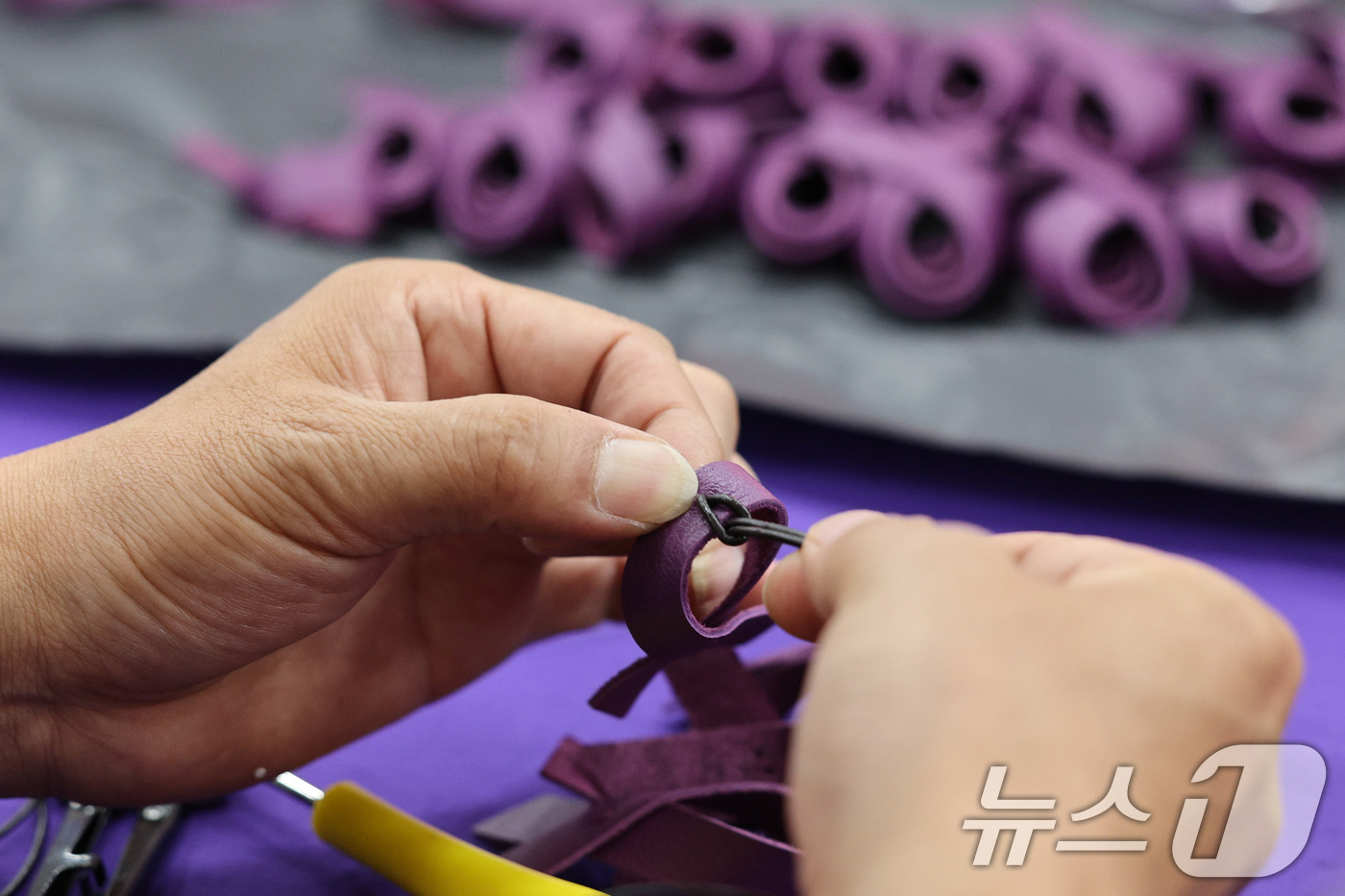 (서울=뉴스1) 신웅수 기자 = 12일 오후 이태원 참사 기억소통공간인 서울 종로구 별들의집에서 유가족을 비롯한 참가자들이 이태원 참사 발생 1000일을 추모하는 목걸이를 만들고 …