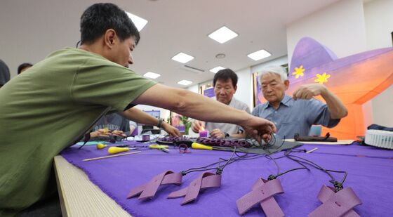 이태원 참사 추모하는 보라색 목걸이