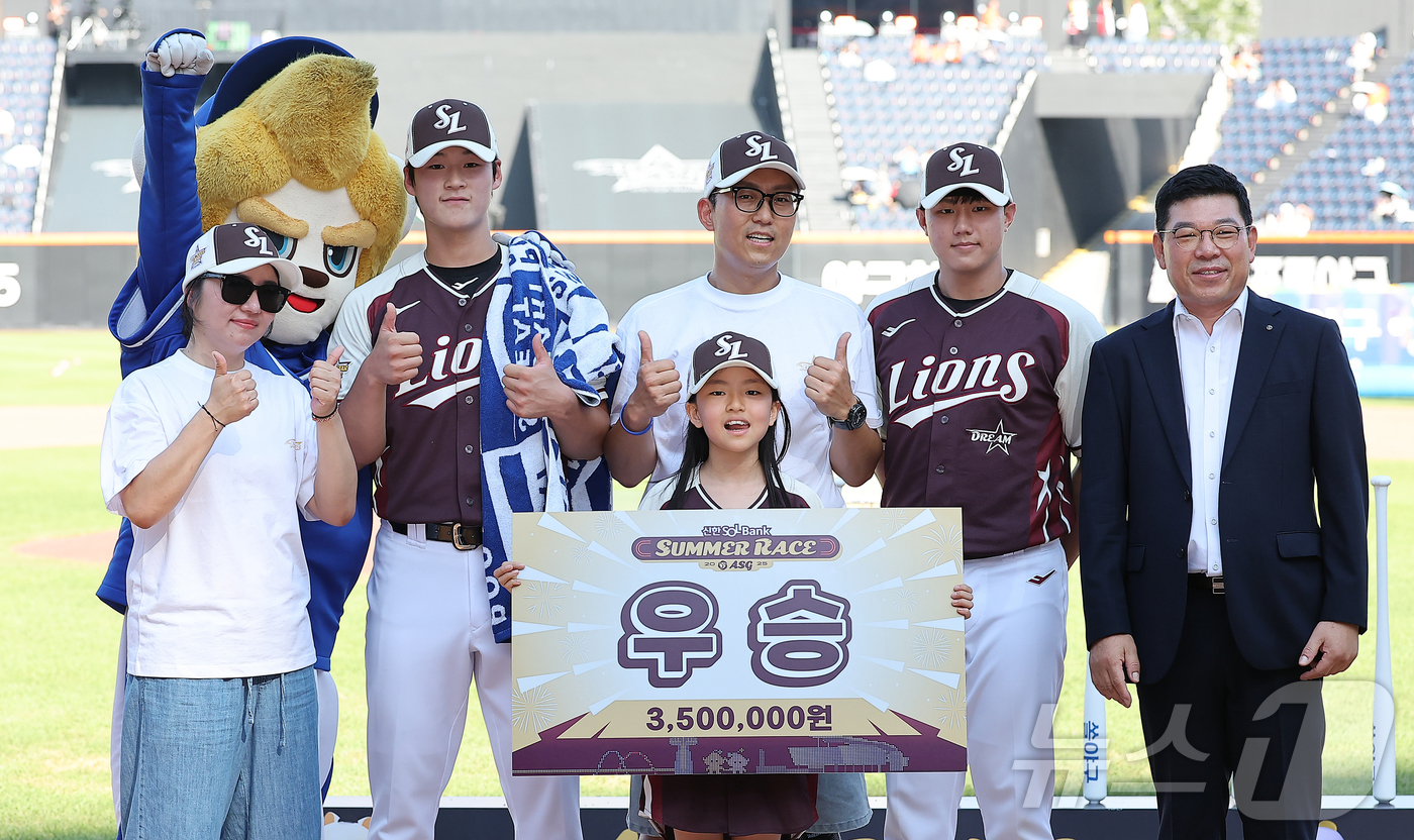 (대전=뉴스1) 김진환 기자 = 12일 대전 한화생명 볼파크에서 열린 ‘2025 신한 SOL뱅크 KBO 올스타전’에서 썸머레이스 우승을 기록한 삼성 라이온즈 선수들과 팬이 기념 촬 …