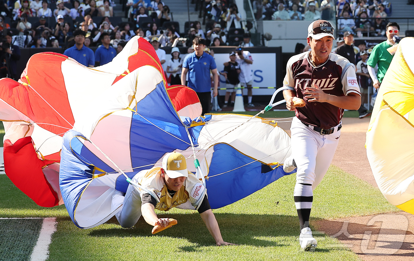 (대전=뉴스1) 김진환 기자 = KIA 타이거즈 성영탁이 12일 대전 한화생명 볼파크에서 열리는 ‘2025 신한 SOL뱅크 KBO 올스타전’을 앞두고 진행된 썸머레이스에서 kt 위 …