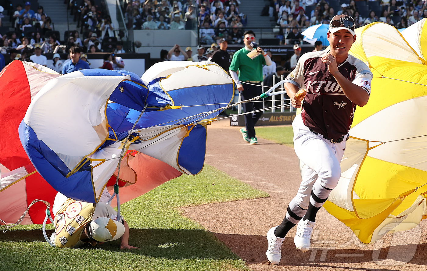 (대전=뉴스1) 김진환 기자 = KIA 타이거즈 성영탁이 12일 대전 한화생명 볼파크에서 열리는 ‘2025 신한 SOL뱅크 KBO 올스타전’을 앞두고 진행된 썸머레이스에서 kt 위 …