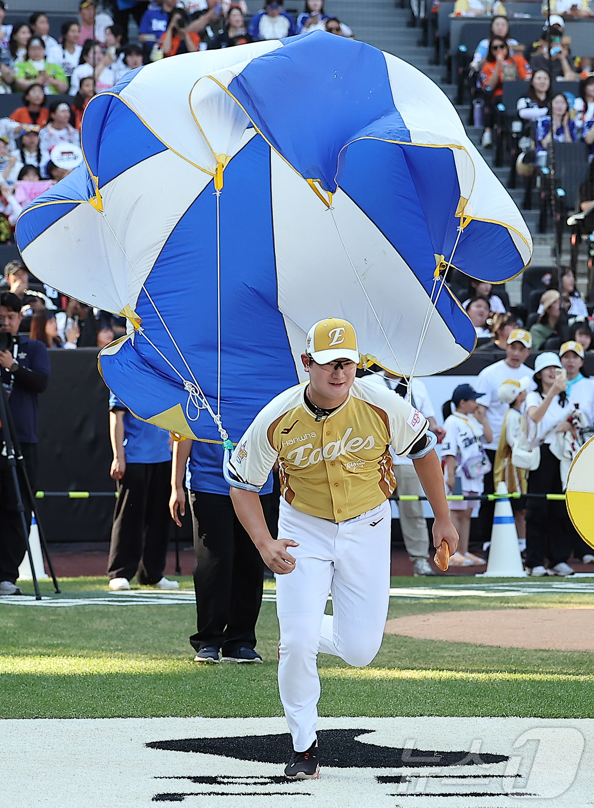 (대전=뉴스1) 김진환 기자 = 한화 이글스 김서현이 12일 대전 한화생명 볼파크에서 ‘2025 신한 SOL뱅크 KBO 올스타전’을 앞두고 열린 썸머레이스에서 힘차게 달리고 있다. …