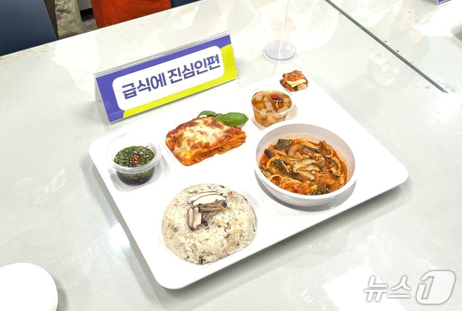 본문 이미지 - &#39;제1회 학생참여 요리·전시 경연대회&#39;에서 대상으로 차지한 &#39;급식에 진심인 편&#39;팀의 요리 &#39;건두부자냐&#39;.&#40;학부모 제공&#41;/뉴스1