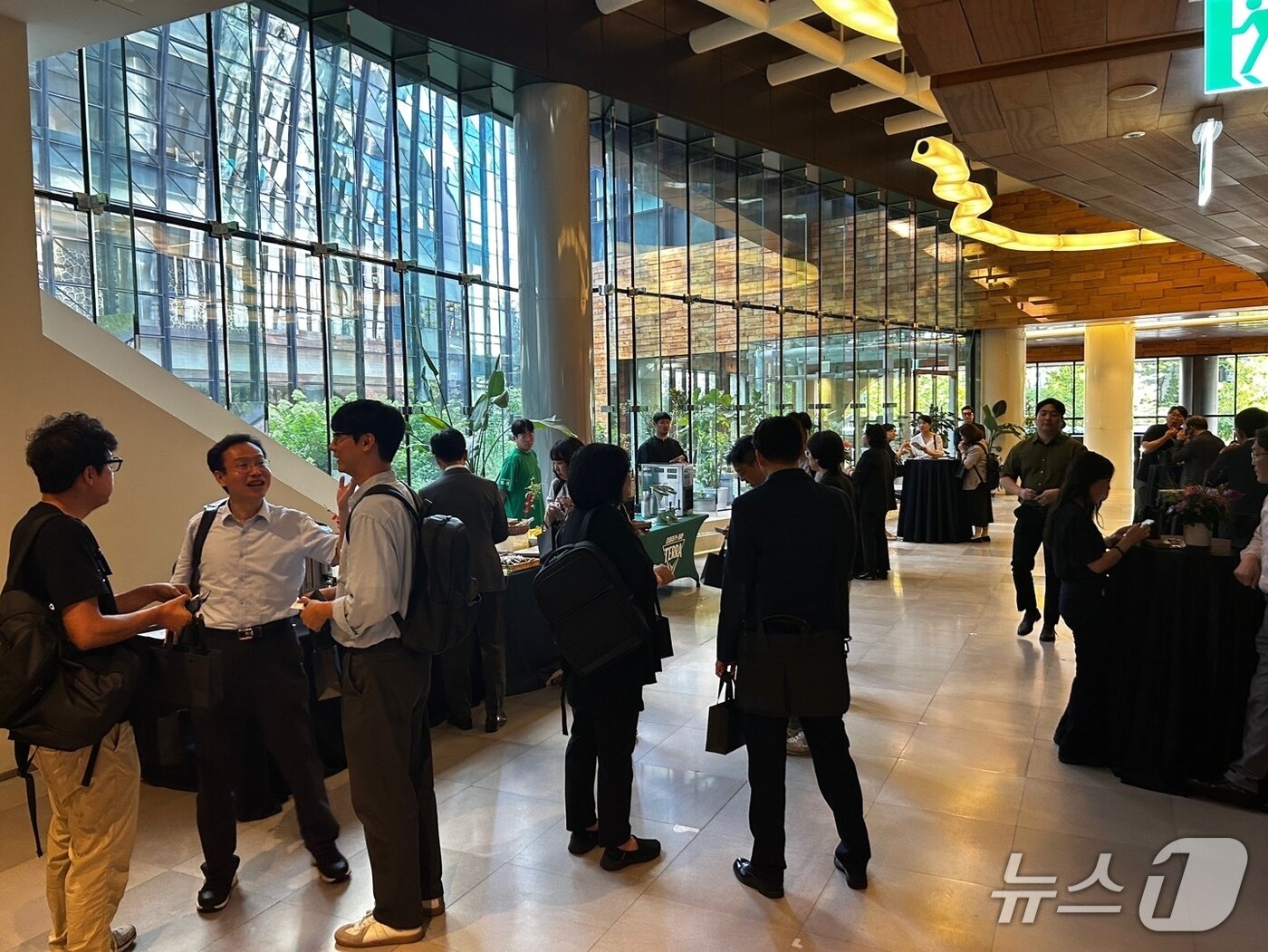 본문 이미지 - 11일 경기 성남시 분당구 소재 차바이오컴플렉스에서 열린 CGB-CIC 오픈이노베이션 센터 Pre-Open 행사 후 참석자들이 로비에서 네트워크 시간을 갖고 있다. 2025.7.11/뉴스1 ⓒ News1 문대현 기자  