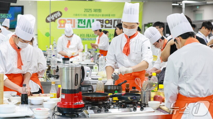 본문 이미지 - 12일 전주대학교에서 개최된 &#39;제1회 학생참여 요리·전시 경연대회&#39; 모습.&#40;전북교육청 제공, 재판매 및 DB 금지&#41;/뉴스1