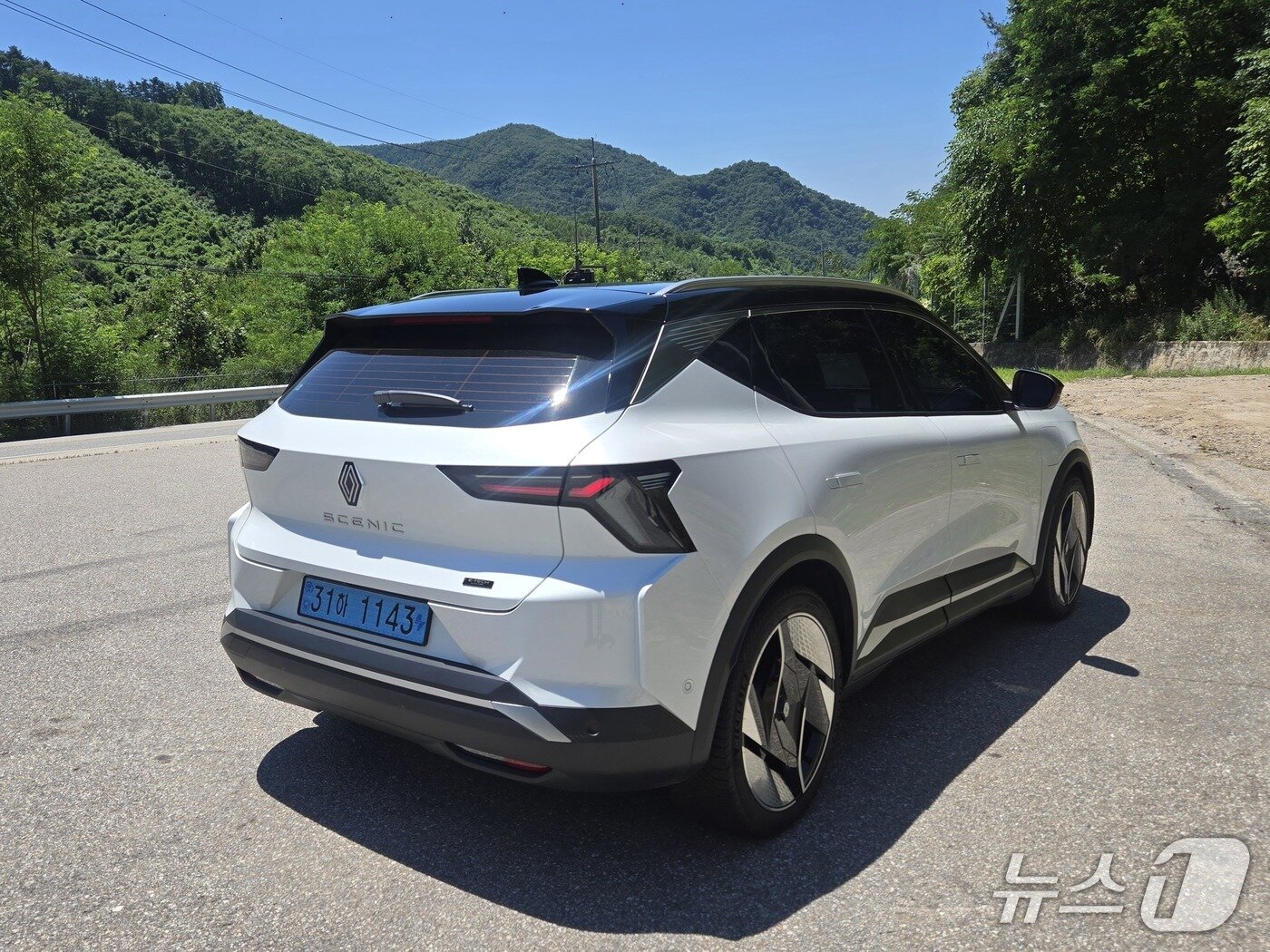 본문 이미지 - 10일 강원 춘천 가락재 고갯길에서 촬영한 르노코리아의 준중형 전기 스포츠유틸리티차&#40;SUV&#41; &#39;세닉 E-테크&#40;tech&#41; 100% 일렉트릭&#39;의 모습. 2025.07.10/뉴스1 김성식 기자