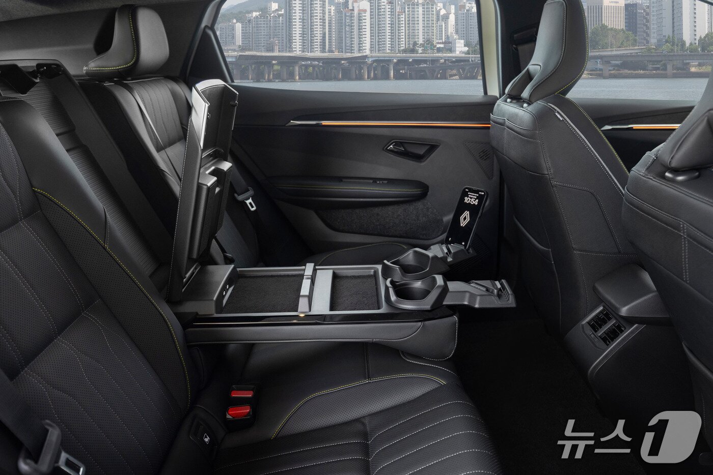 본문 이미지 - 르노코리아의 준중형 전기 스포츠유틸리티차&#40;SUV&#41; &#39;세닉 E-테크&#40;tech&#41; 100% 일렉트릭&#39;의 2열 실내 모습&#40;르노코리아 제공&#41;. 2025.07.10.