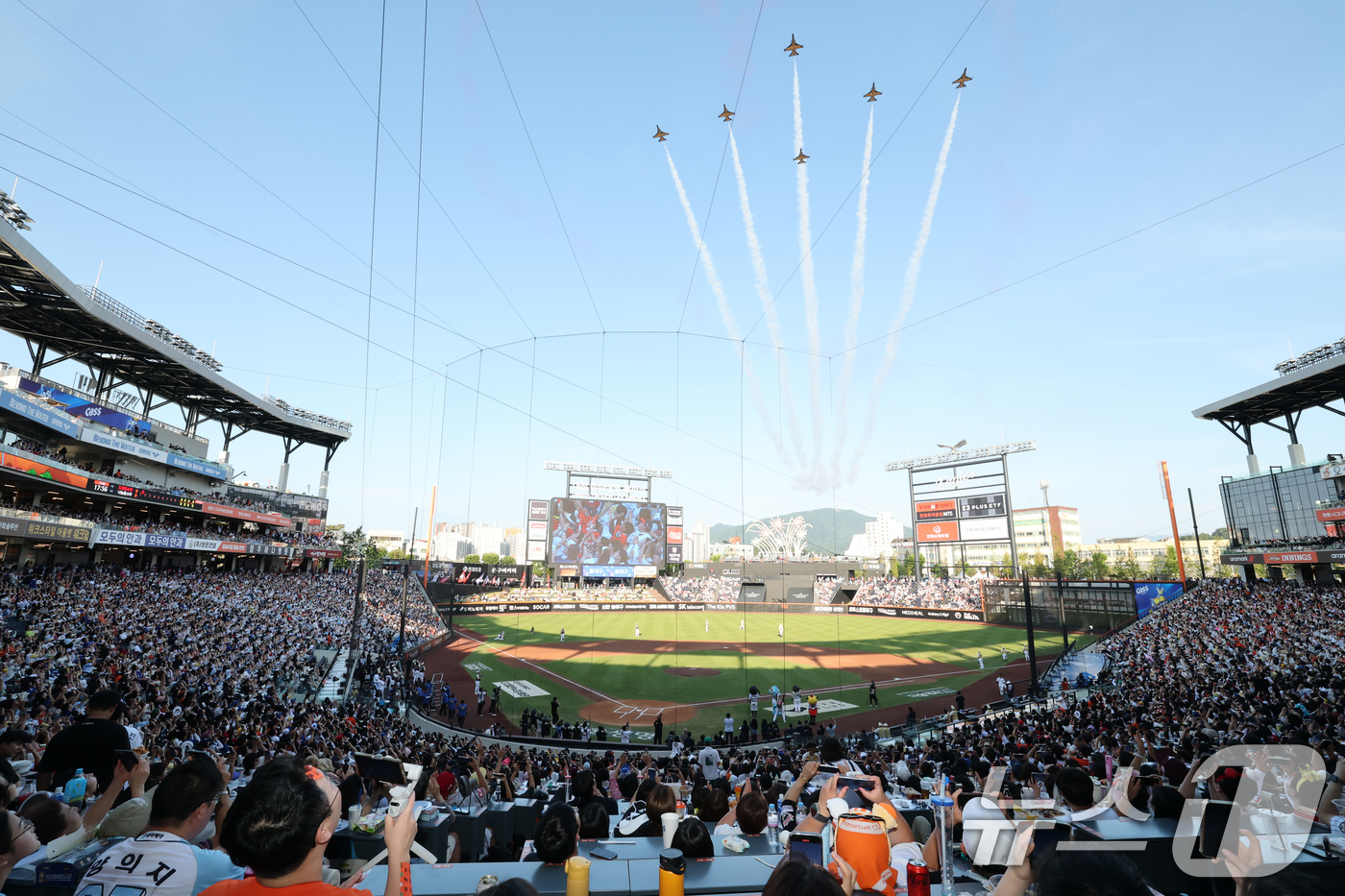 (대전=뉴스1) 김기태 기자 = 12일 오후 대전 한화생명볼파크에서 열린 '2025 신한 SOL Bank KBO 올스타전'에서 대한민국 공군 특수비행팀 블랙이글스가 축하공연을 선보 …