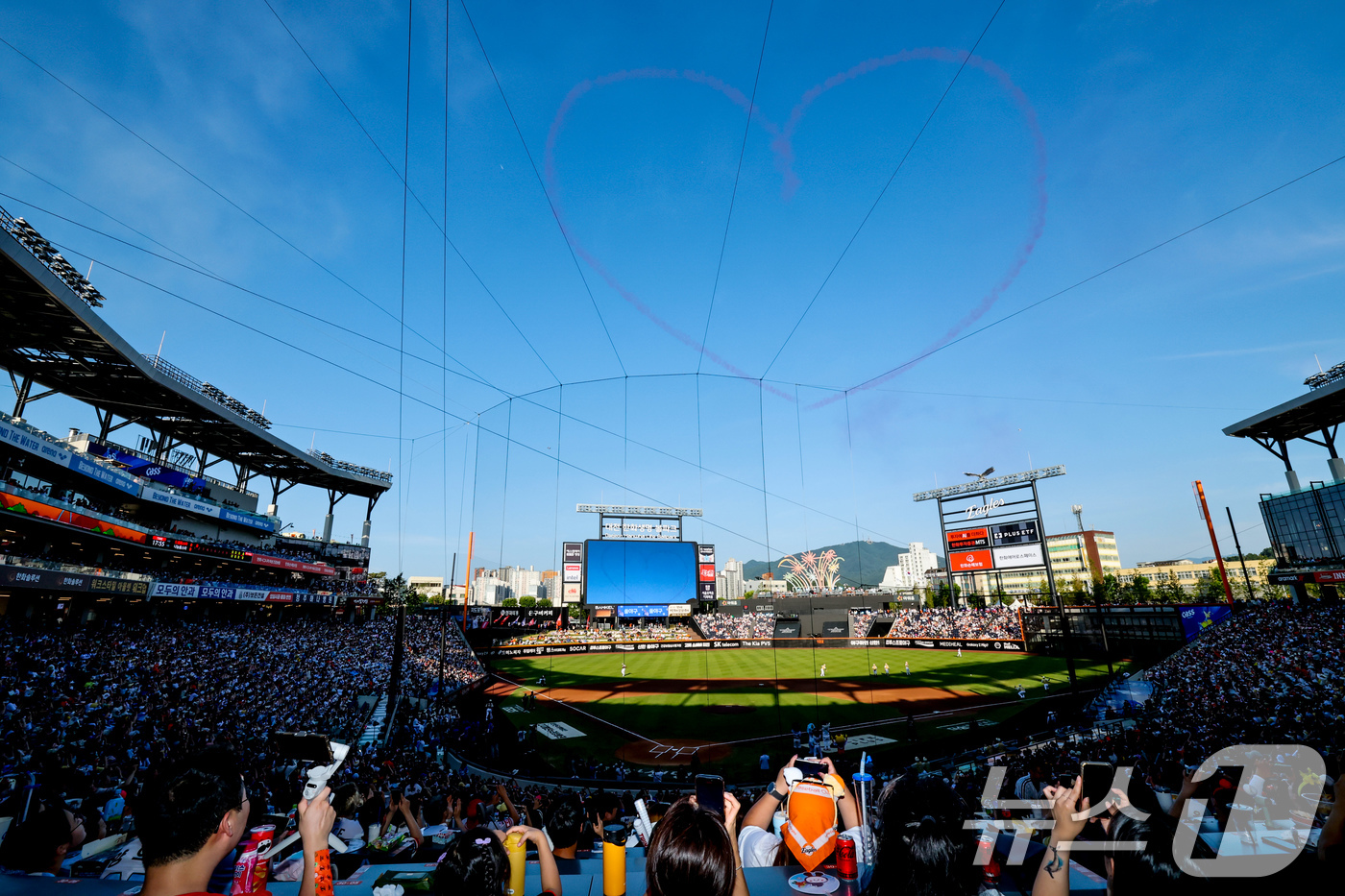 (대전=뉴스1) 김기태 기자 = 12일 오후 대전 한화생명볼파크에서 열린 '2025 신한 SOL Bank KBO 올스타전'에서 대한민국 공군 특수비행팀 블랙이글스가 축하공연을 선보 …