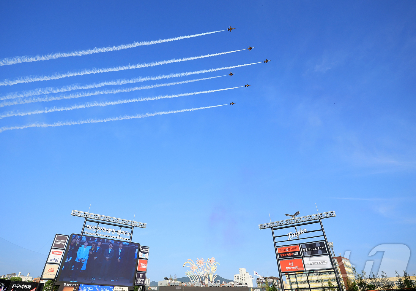 (대전=뉴스1) 김진환 기자 = 12일 대전 한화생명 볼파크에서 열린 ‘2025 신한 SOL뱅크 KBO 올스타전’에서 대한민국 공군 특수비행팀 '블랙이글스'가 비행하고 있다. 20 …