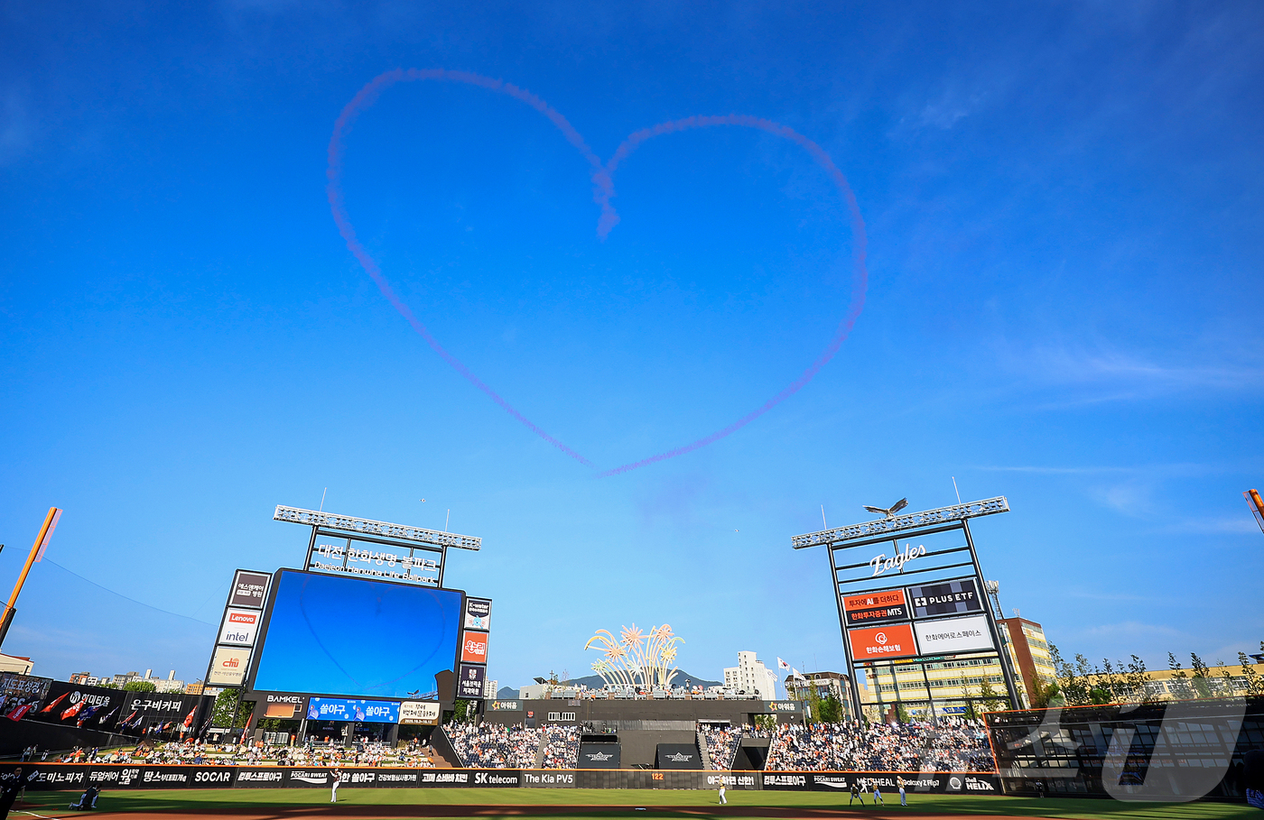 (대전=뉴스1) 김진환 기자 = 12일 대전 한화생명 볼파크에서 열린 ‘2025 신한 SOL뱅크 KBO 올스타전’에서 대한민국 공군 특수비행팀 '블랙이글스'가 비행하고 있다. 20 …