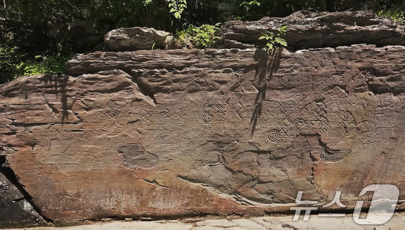 본문 이미지 - 12일&#40;한국시간&#41; 제47차 유네스코 세계유산위원회에서 선사시대 생활문화를 엿볼 수 있는 바위그림인 &#39;반구천의 암각화&#39;를 세계유산 목록에 등재하기로 결정했다. 사진은 울주 천전리 명문과 암각화의 모습. &#40;국가유산청 제공. 재판매 및 DB금지&#41; 2025.7.12/뉴스1