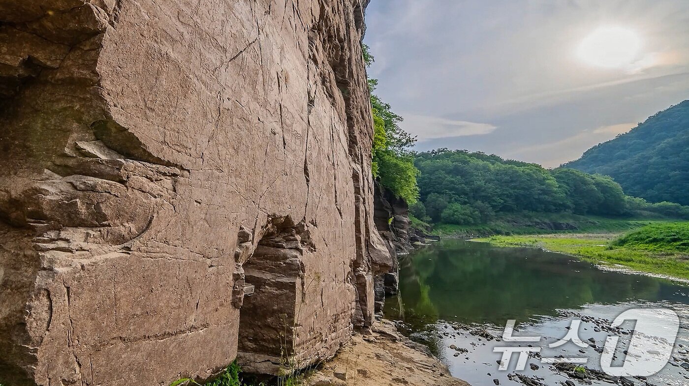 본문 이미지 - 12일&#40;한국시간&#41; 제47차 유네스코 세계유산위원회에서 선사시대 생활문화를 엿볼 수 있는 바위그림인 &#39;반구천의 암각화&#39;를 세계유산 목록에 등재하기로 결정했다.  사진은 울주 대곡리 반구대 암각화의 모습. &#40;국가유산청 제공. 재판매 및 DB금지&#41; 2025.7.12/뉴스1