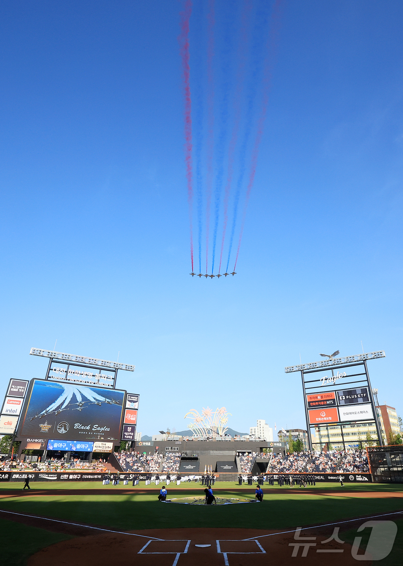(대전=뉴스1) 김진환 기자 = 12일 대전 한화생명 볼파크에서 열린 ‘2025 신한 SOL뱅크 KBO 올스타전’에서 대한민국 공군 특수비행팀 '블랙이글스'가 비행하고 있다. 20 …