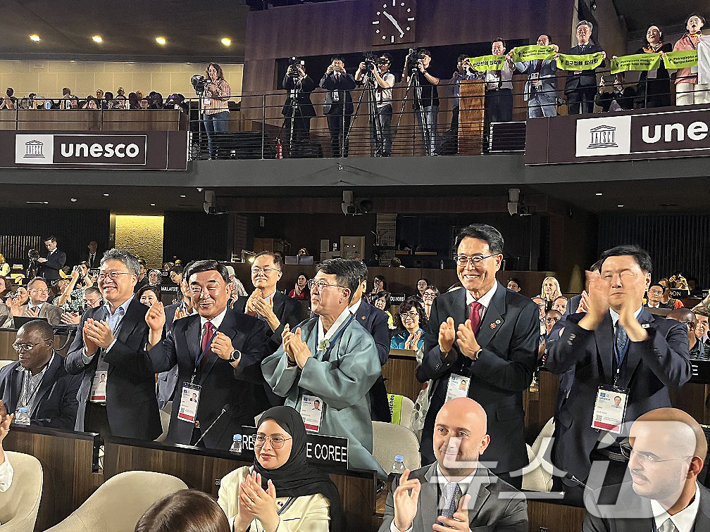 (서울=뉴스1) = 최응천 국가유산청장을 비롯한 참석자들이 12일(한국시간) 제47차 유네스코 세계유산위원회에서 선사시대 생활문화를 엿볼 수 있는 바위그림인 '반구천의 암각화'가 …