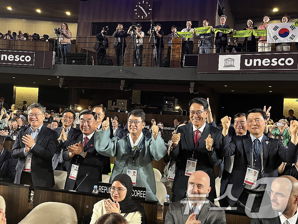 (서울=뉴스1) = 최응천 국가유산청장을 비롯한 참석자들이 12일(한국시간) 제47차 유네스코 세계유산위원회에서 선사시대 생활문화를 엿볼 수 있는 바위그림인 '반구천의 암각화'가 …