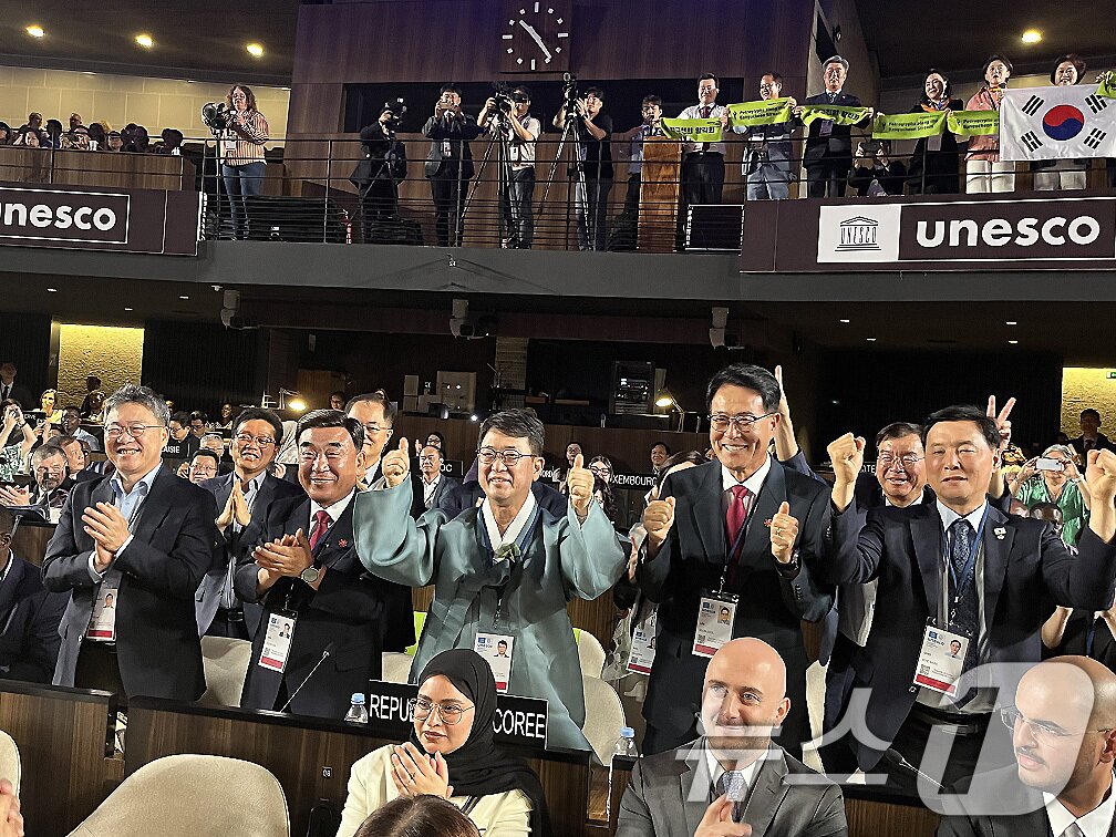 본문 이미지 - 최응천 국가유산청장을 비롯한 참석자들이 12일&#40;한국시간&#41; 제47차 유네스코 세계유산위원회에서 선사시대 생활문화를 엿볼 수 있는 바위그림인 &#39;반구천의 암각화&#39;가 세계유산 목록에 등재되자 손뼉치고 있다. &#40;외교부 제공. 재판매 및 DB금지&#41; 2025.7.12/뉴스1