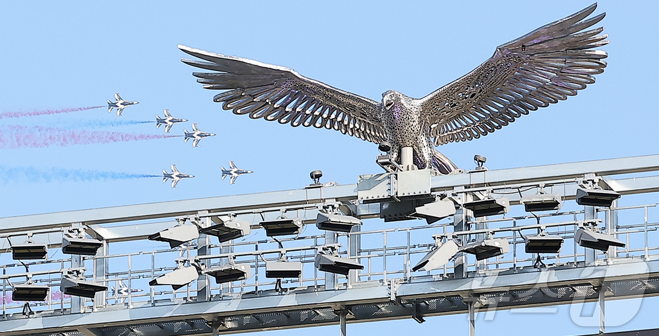 (대전=뉴스1) 김진환 기자 = 12일 대전 한화생명 볼파크에서 열린 ‘2025 신한 SOL뱅크 KBO 올스타전’에서 대한민국 공군 특수비행팀 '블랙이글스'가 비행하고 있다. 20 …