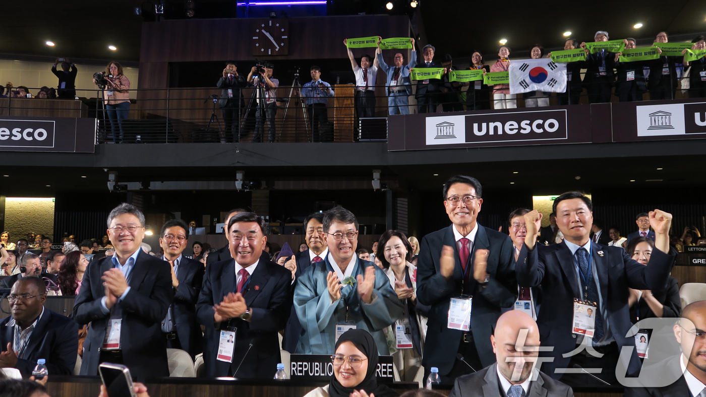 (서울=뉴스1) = 12일 오전(현지시간) 프랑스 파리에서 열린 제47차 유네스코 세계유산위원회에서 ‘반구천의 암각화’가 유네스코 세계유산으로 등재되자 최응천 국가유산청장(가운데) …