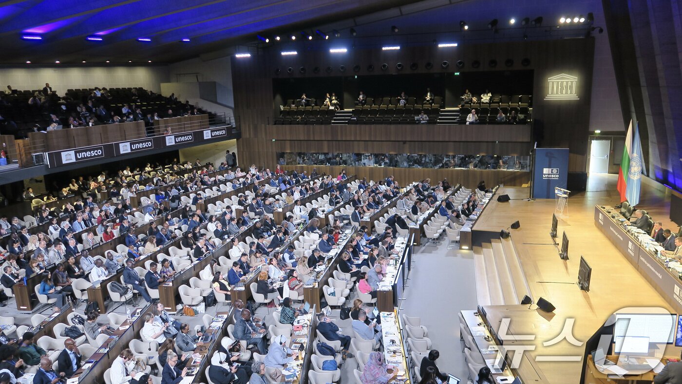본문 이미지 - 12일 오전&#40;현지시간&#41; 프랑스 파리에서 열린 제47차 유네스코 세계유산위원회의 모습. 이번 제47차 위원회는 반구천의 암각화를 유네스코 세계유산으로 등재하기로 결정했다. &#40;국가유산청 제공. 재판매 및 DB금지&#41; 2025.7.12/뉴스1