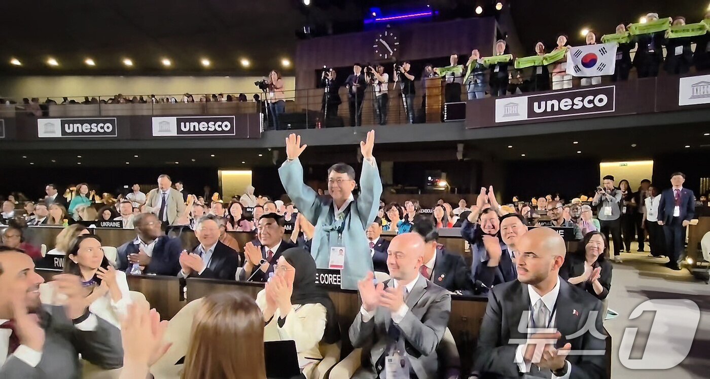 본문 이미지 - 12일 오전&#40;현지시간&#41; 프랑스 파리에서 열린 제47차 유네스코 세계유산위원회에서 ‘반구천의 암각화’가 유네스코 세계유산으로 등재되자 최응천 국가유산청장&#40;가운데&#41;과 박상미 주 유네스코 대표부 대사 등 정부 대표단이 기뻐하고 있다.  &#40;국가유산청 제공. 재판매 및 DB금지&#41; 2025.7.12/뉴스1