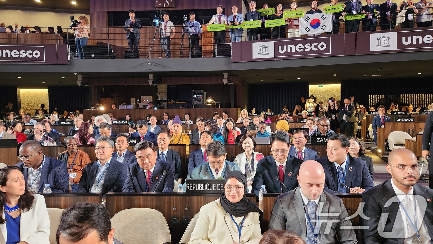 본문 이미지 - 12일 오전&#40;현지시간&#41; 프랑스 파리에서 열린 제47차 유네스코 세계유산위원회에서 ‘반구천의 암각화’가 유네스코 세계유산으로 등재되자 최응천 국가유산청장&#40;가운데&#41;이 위원국들에게 감사연설을 하고 있다. &#40;국가유산청 제공. 재판매 및 DB금지&#41; 2025.7.12/뉴스1