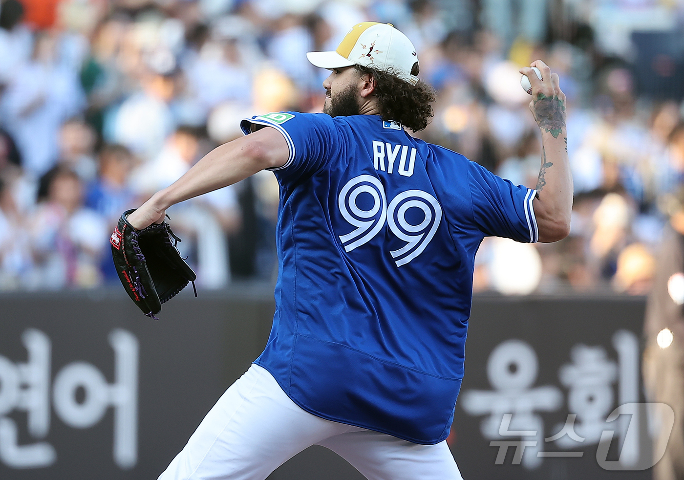 (대전=뉴스1) 김진환 기자 = 12일 대전 한화생명 볼파크에서 열린 ‘2025 신한 SOL뱅크 KBO 올스타전’에서 한화 외국인 투수 폰세가 팀 동료 류현진의 토론토 블루제이스 …