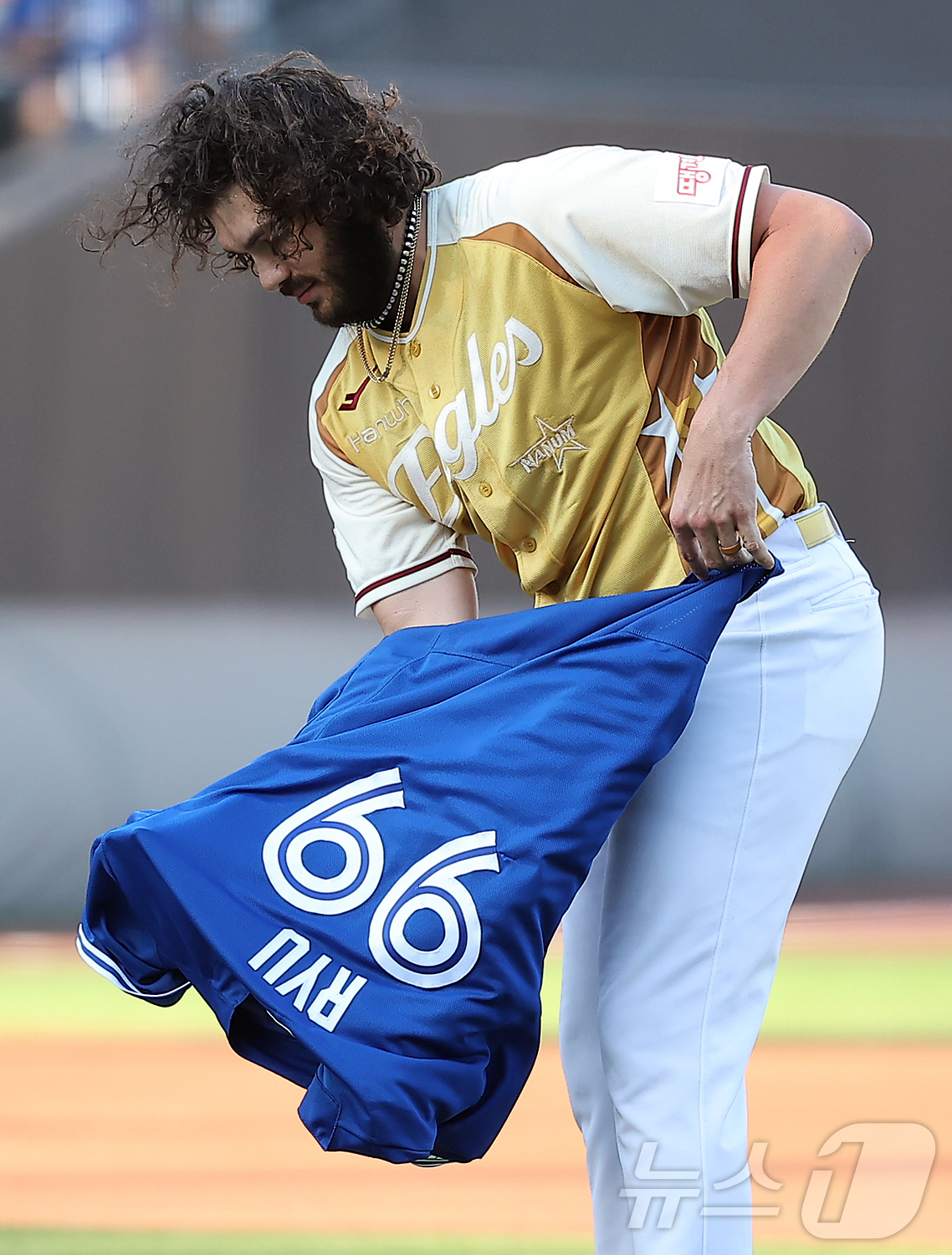 (대전=뉴스1) 김진환 기자 = 12일 대전 한화생명 볼파크에서 열린 ‘2025 신한 SOL뱅크 KBO 올스타전’에서 한화 외국인 투수 폰세가 팀 동료 류현진의 토론토 블루제이스 …