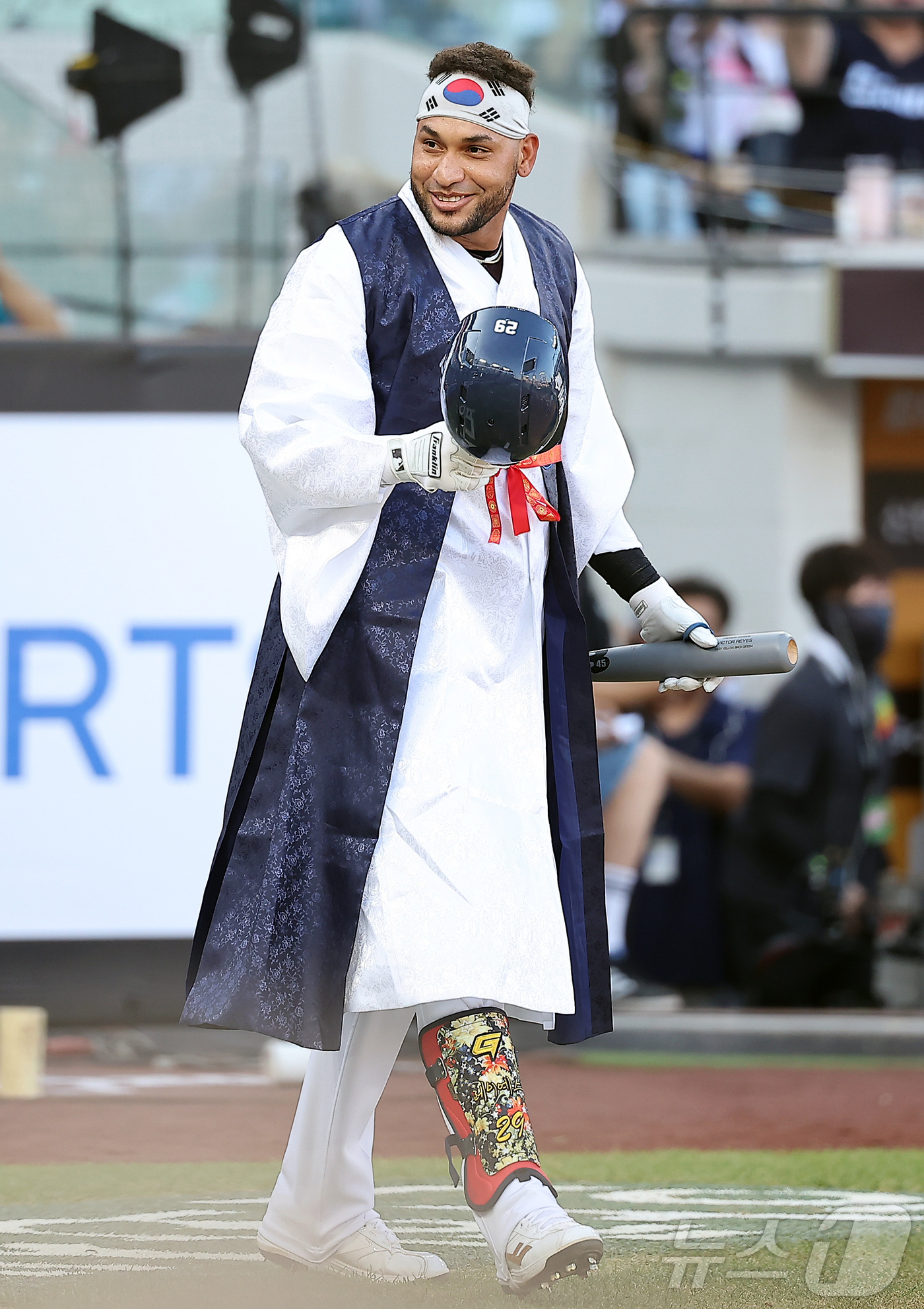 (대전=뉴스1) 김진환 기자 = 12일 대전 한화생명 볼파크에서 열린 ‘2025 신한 SOL뱅크 KBO 올스타전’에서 롯데 레이예스가 한복을 입고 타석에 들어서고 있다. 2025. …