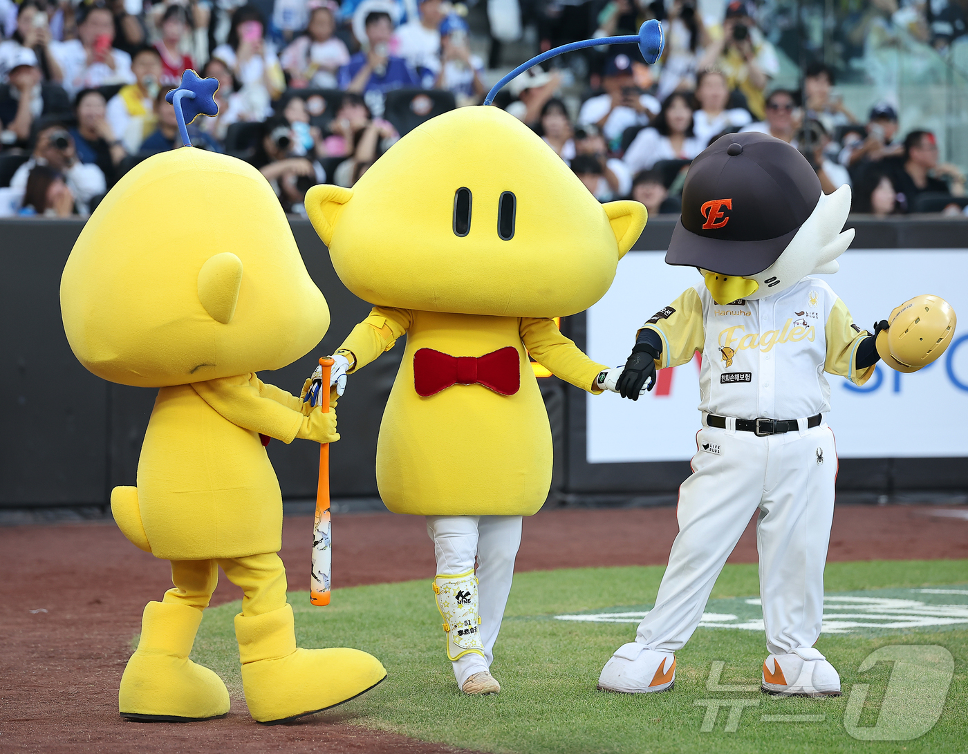 (대전=뉴스1) 김진환 기자 = 12일 대전 한화생명 볼파크에서 열린 ‘2025 신한 SOL뱅크 KBO 올스타전’에서 한화 문현빈이 꿈돌이 분장을 하며 타석에 들어서고 있다. 20 …