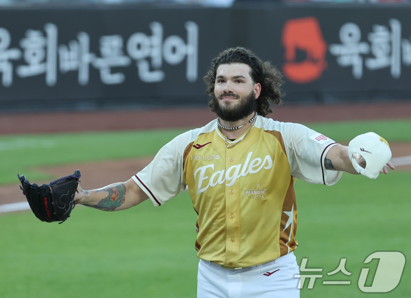 (대전=뉴스1) 김기태 기자 = 12일 오후 대전 한화생명볼파크에서 열린 '2025 신한 SOL Bank KBO 올스타전'에서 폰세가 팬들에게 인사하고 있다. 2025.7.12/뉴 …